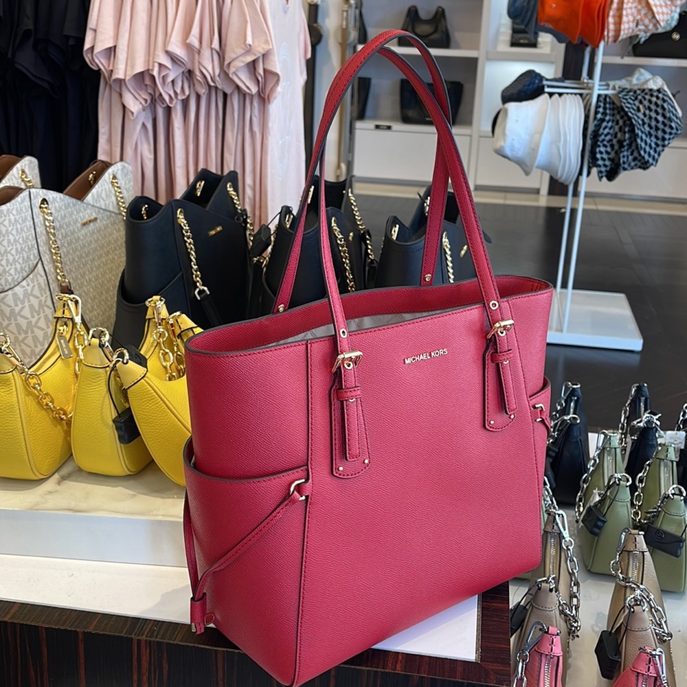 Michael Kors Voyager Small Saffiano Leather Tote Bag
Style# 30H1GV6T4T
NWT - Picture 3 of 16